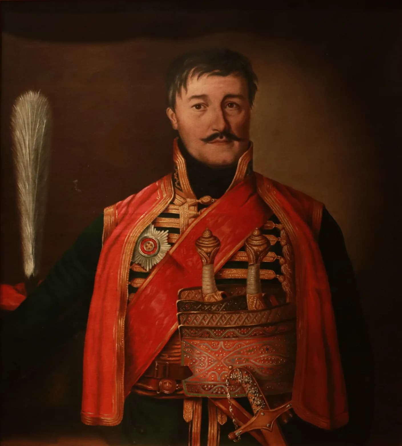 Uljani portret čoveka u tamnoj uniformi sa crvenim ogrtačem i orijentalnim sabljama.